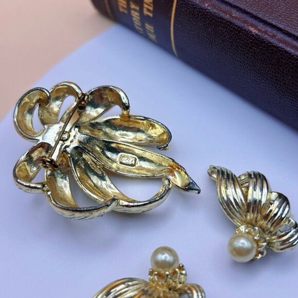 Vintage 1950s Coro Gold Tone Flower Brooch and Clip-On Earrings - Picture 6 of 6